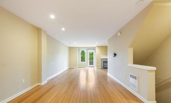 Building Photo - Energy-efficient townhome in the desirable community of Crown Hill is ready to be loved!