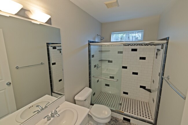 Building Photo - Loch Haven Hills Home