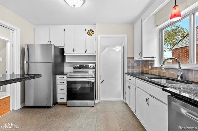 Building Photo - 1790 Kenmore Dr