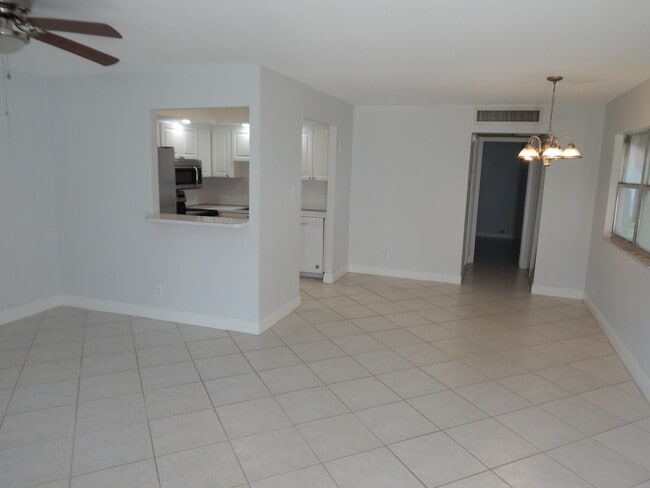 Building Photo - 242 Seville K