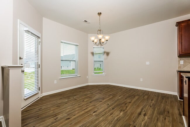 Building Photo - 934 Lakemont Dr