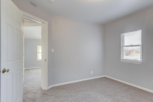 Building Photo - Dewey Duplex
