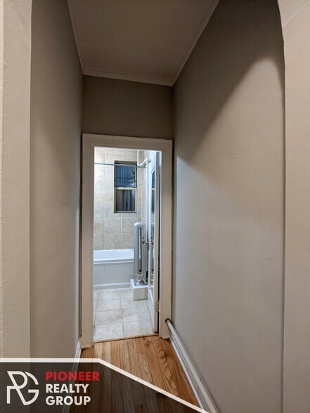 Building Photo - 546 W Surf St
