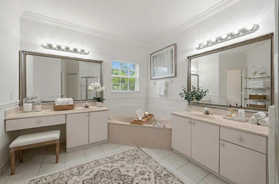 Large Master Bath - 2388 SW 127th Ave