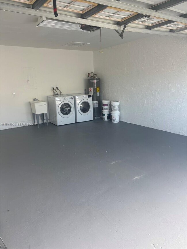 Building Photo - 9435 SW 144th Ct