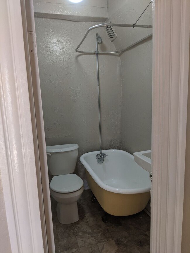 Building Photo - Charming Cap Hill 1 Bedroom w/ Claw Foot Tub