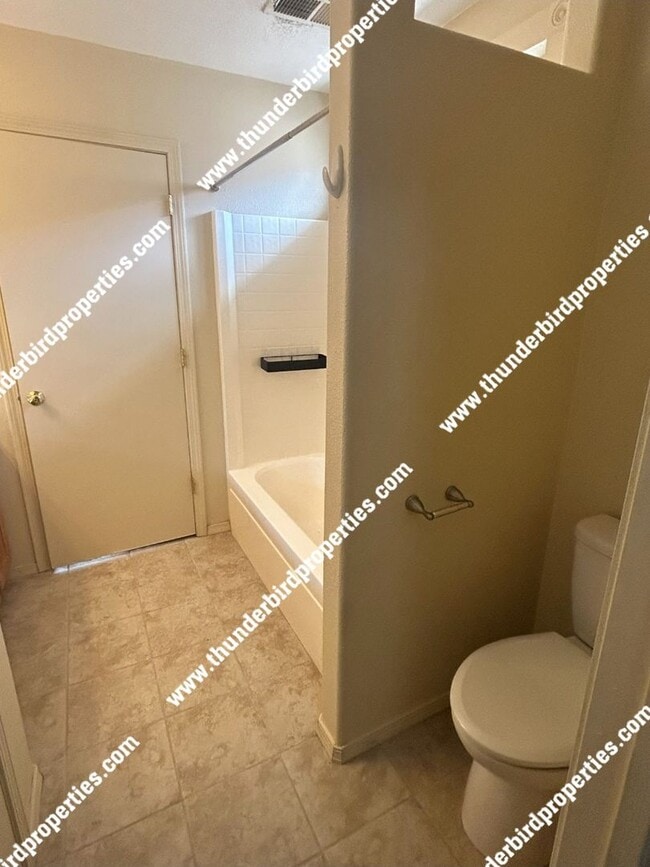 Building Photo - Gated Community available NOW!