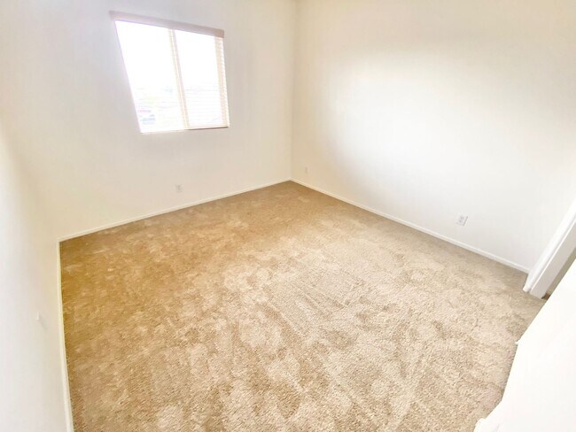 Building Photo - CUTE 3 BEDROOM / 2.5 BATHROOMS, TOWNHOME W...