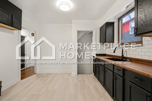 Building Photo - 15866 Mansfield St