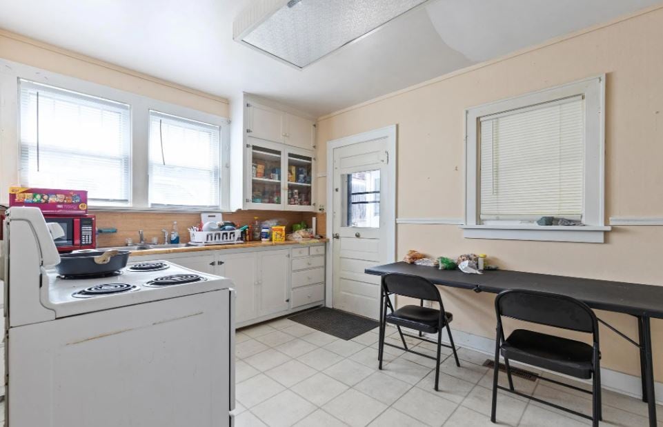 Kitchen - 334 Gwinn Ave