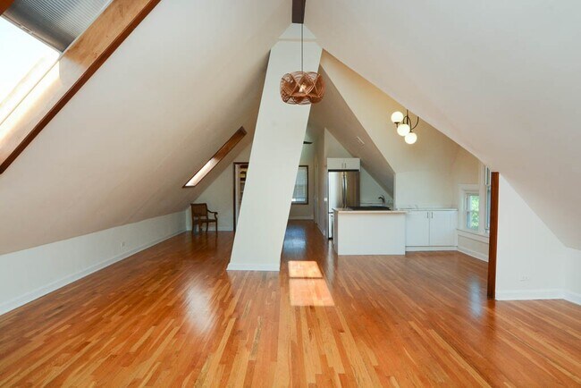 Building Photo - 1111 W Roscoe St