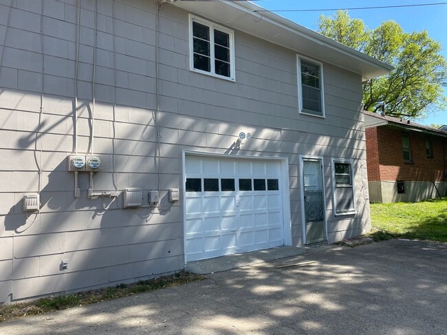 Building Photo - {731} Convenient Location + Full basement + 2 Car Tandem Garage