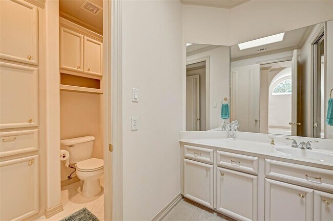 Building Photo - 16810 Southern Oaks Dr