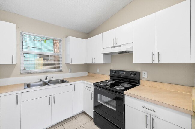 Building Photo - Cute 3/2 home with garage