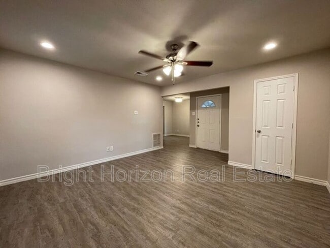 Building Photo - 1017 Mullins St