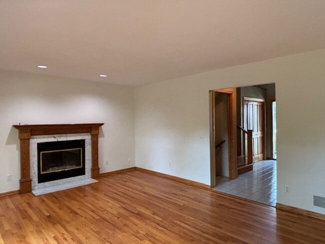 Building Photo - Spacious 4 BR/4 BA Single-Family Home in a...