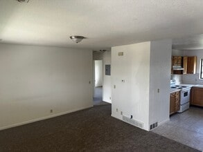 Building Photo - 2 Bedroom, 1 Bath, top floor Apartment
