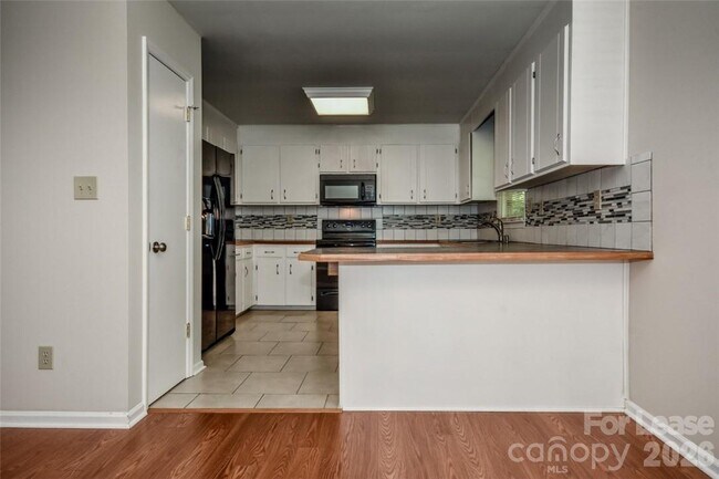 Building Photo - 7730 Deer Track Dr