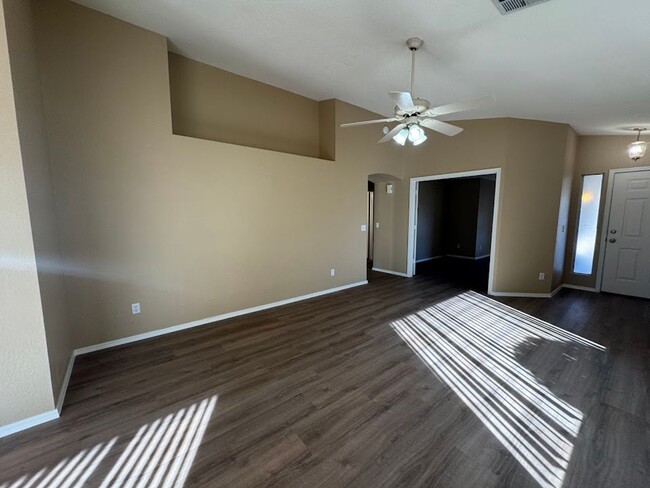 Building Photo - BEAUTIFUL 2 BEDROOM 2 BATHROOM WITH A DEN ...