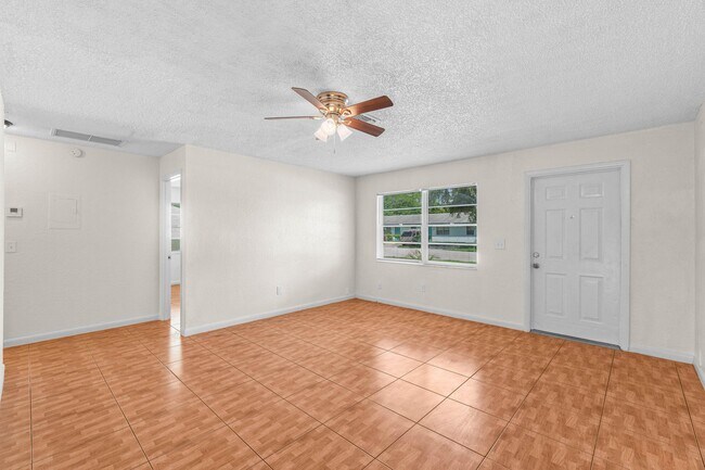 Building Photo - 4867 Gulfstream Rd