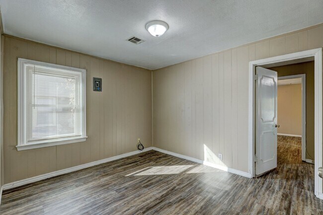 Building Photo - 3 Bed 2 Bath close to OU Med Center