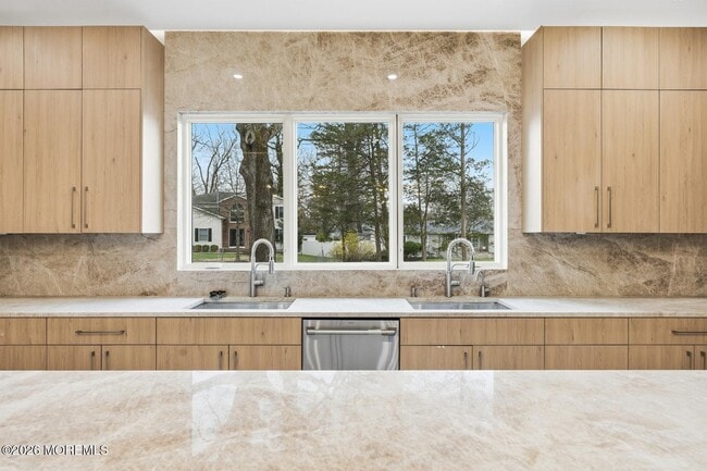 Building Photo - 152 Ampere Ave