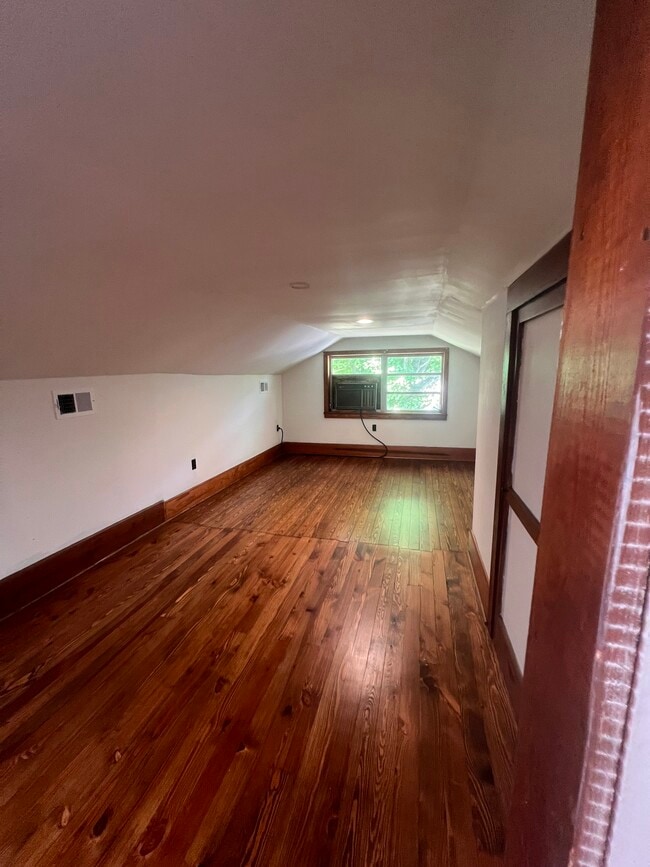 Building Photo - 633 Miller St