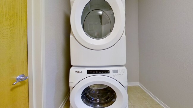 Building Photo - Like New Condo Style Lower 2 Bedroom 2 Bathroom plus Den Apartment