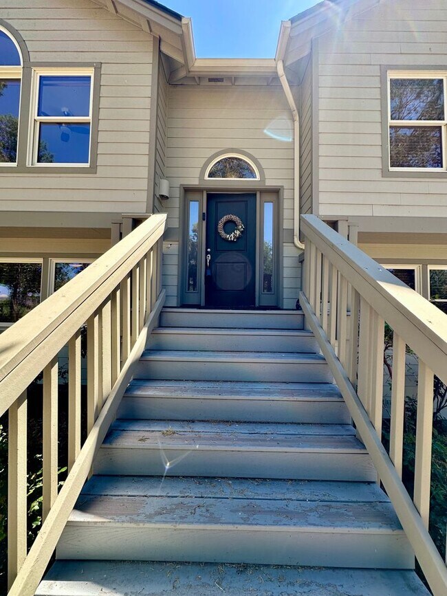 Building Photo - Stunning Running Y Ridge Home with Lake Views – Furnished or Unfurnished!