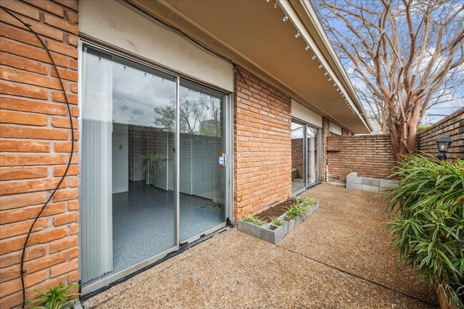 Primary Photo - 3258 W Main St