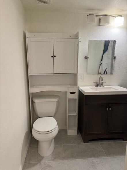 Building Photo - 717 Kern Dr
