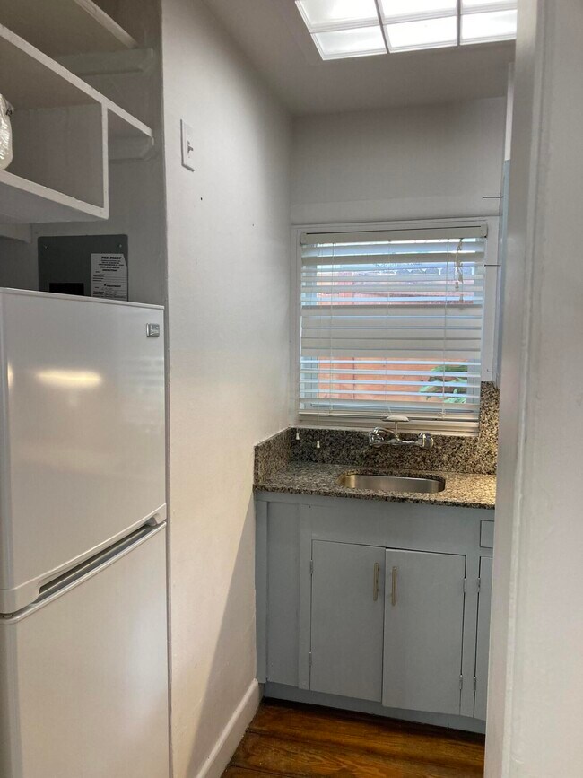 Building Photo - 824 35th St