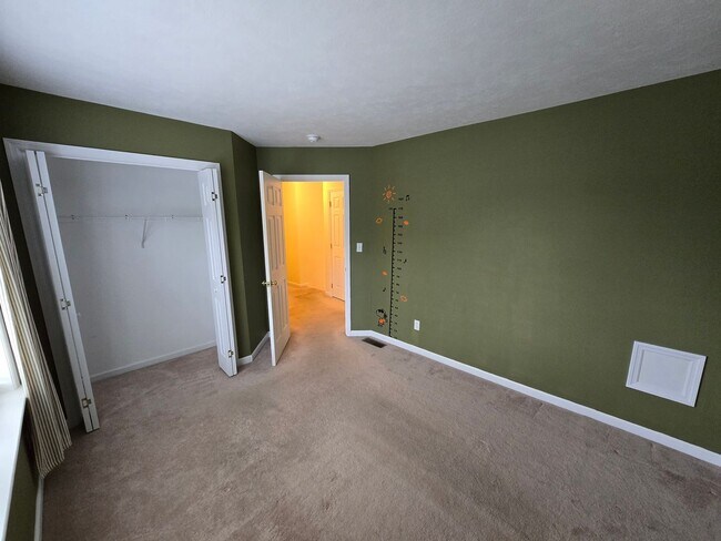 Building Photo - Charming Townhome in Park Forest Village -...