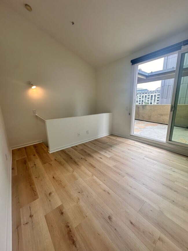 Building Photo - DOWNTOWN GEM - Two-level loft with private...