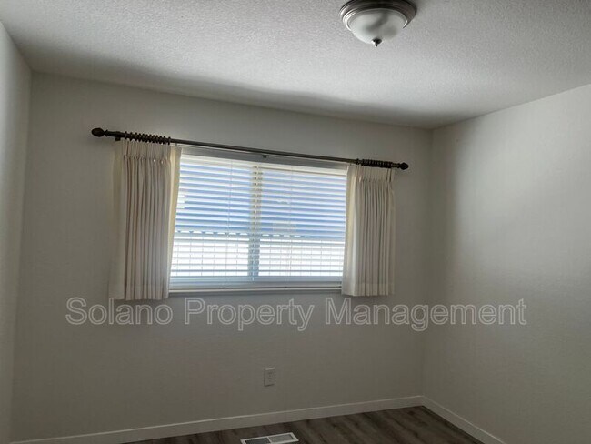 Building Photo - 142 Hillview Dr