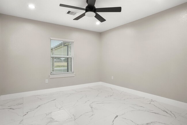 Building Photo - 4002 Dixie Farm Rd