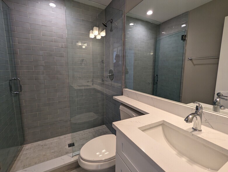 Building Photo - 3935 N Janssen Ave