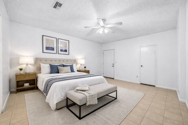 Building Photo - 9410 Stonehouse Ln