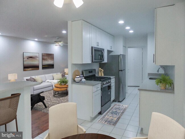 Building Photo - 1650 Oakwood Dr