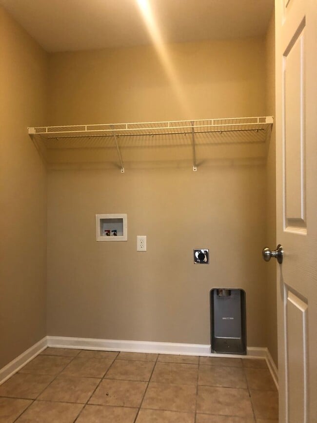 Building Photo - Available to Show