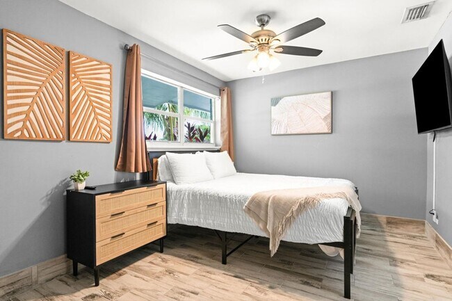 Building Photo - 19165 SE Homewood Ave