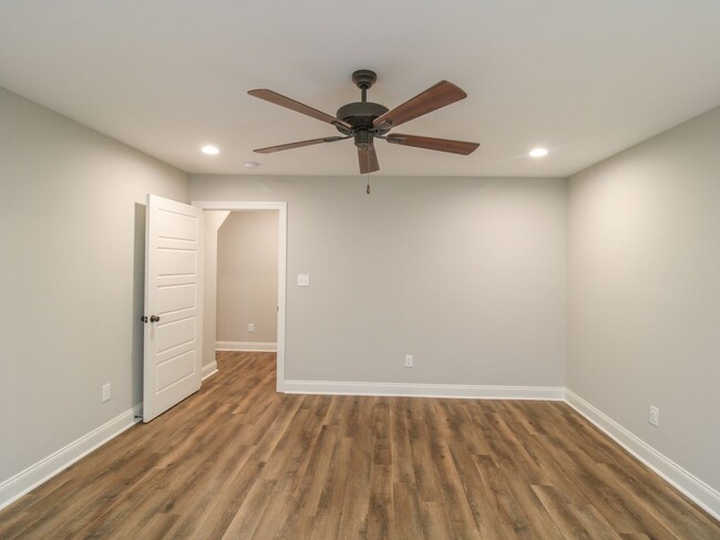 Building Photo - MOVE IN Special - 1st Month Rent FREE - Ca...