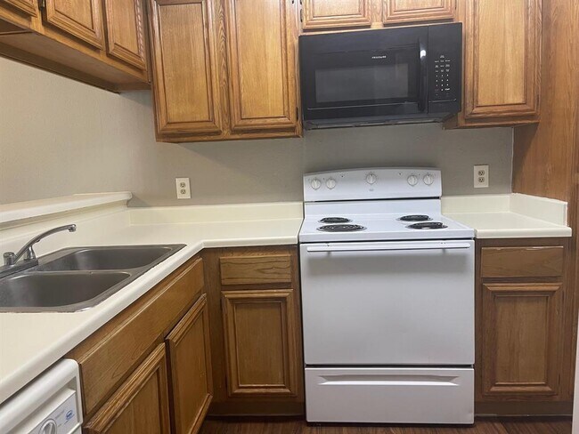Building Photo - 2220 Millstone Dr