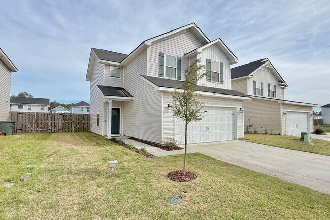 Building Photo - AVAILABLE EARLY MAY 2026! (Pet Friendly)