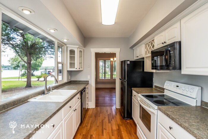 Building Photo - 101 Lake Winnemissett Dr