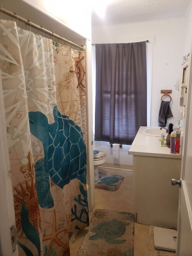 Building Photo - Inviting 2-Bedroom Home with Spacious Livi...