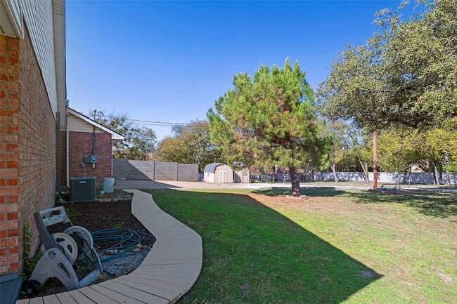 Building Photo - 201 Gail Dr