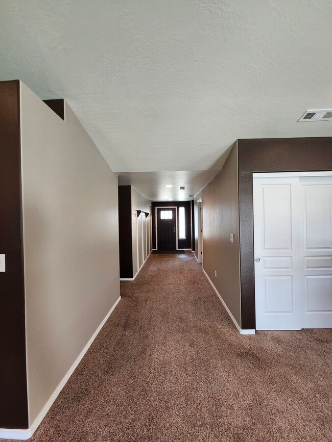 Building Photo - Move-In Special: $700 off Move-in Costs, G...