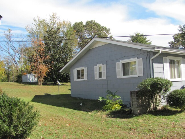 Building Photo - 2 Bedroom 1.5 bath in East Ridge