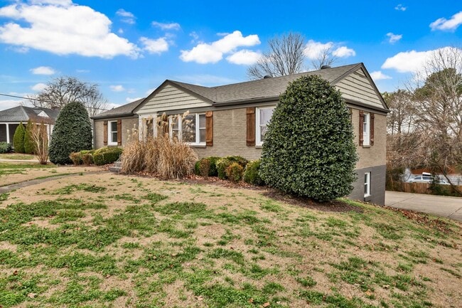 Building Photo - Great Location! Memorial Dr! Beautiful 3 Bedroom 2 Bath Ranch over Unfinished Basement!!